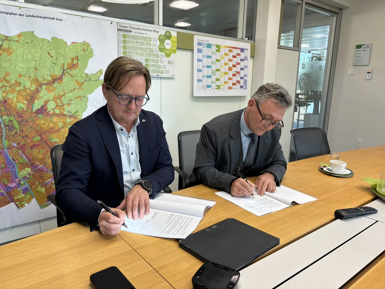 (v. l. n. r.): Andreas Pötsch, Vorstand ÖWG Wohnbau und Bernhard Tschrepitsch, Generalsekretär Akademikerhilfe.