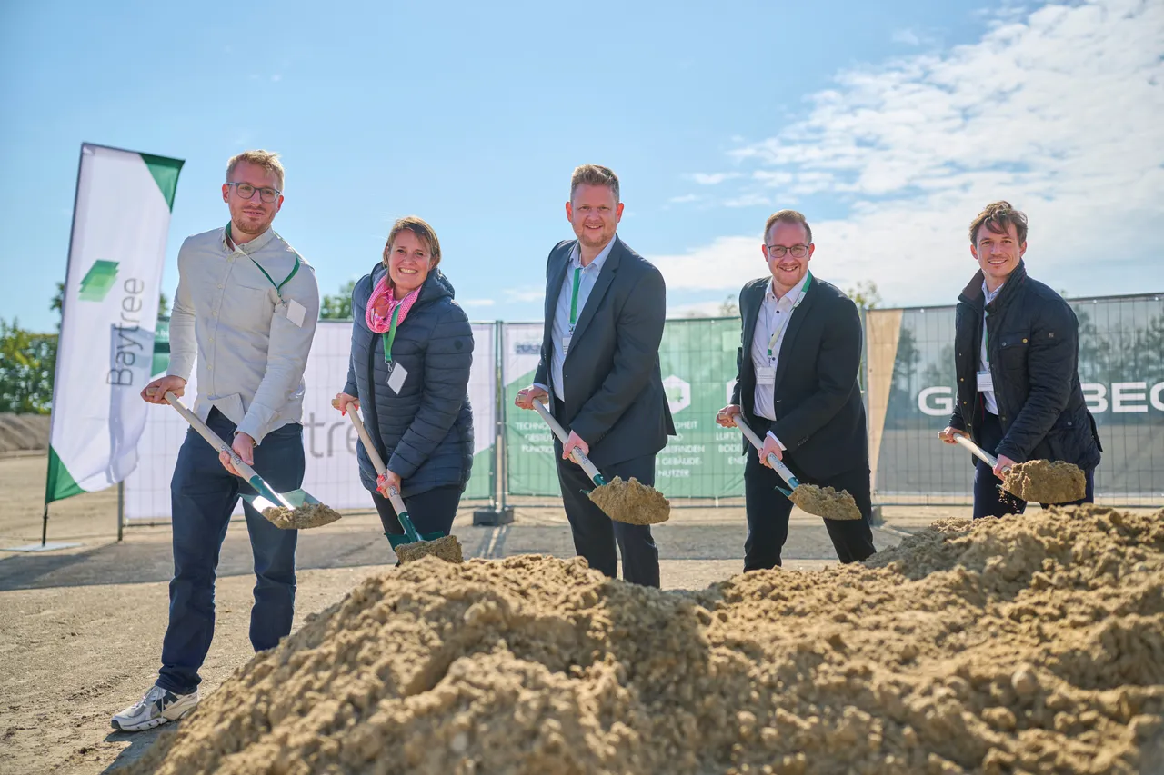 v.l.n.r.: Björn Voigt (Goldbeck), Christina Hantz-Herrmann (Bürgermeisterin Schwanewede), Stefan Siegle, Andreas Claus (beide Baytree Deutschland), Felix Henning (AXA IM)