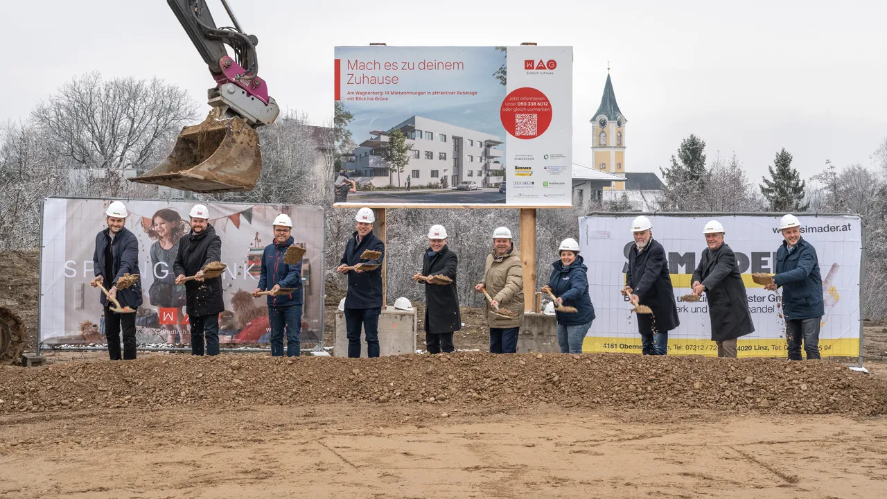 Milenko Sladojevic, Bauleiter Simader Bau, Stefan Lucin, MA, WAG-Projektentwicklung, Thomas Salzbacher, Bauabteilung Stadt Ansfelden, Markus Hinterplattner, WAG-Geschäftsführer, Jürgen Harich, WAG-Geschäftsführer, Christian Partoll, Bürgermeister Stadt Ansfelden, Edeltraud Schoibl-Gallner, Stadtamtsdirektorin Ansfelden, Architekt Christian Sumereder, Bmst. Hermann Simader, Simader Bau, Thomas Zeirzer, Simader-Bau