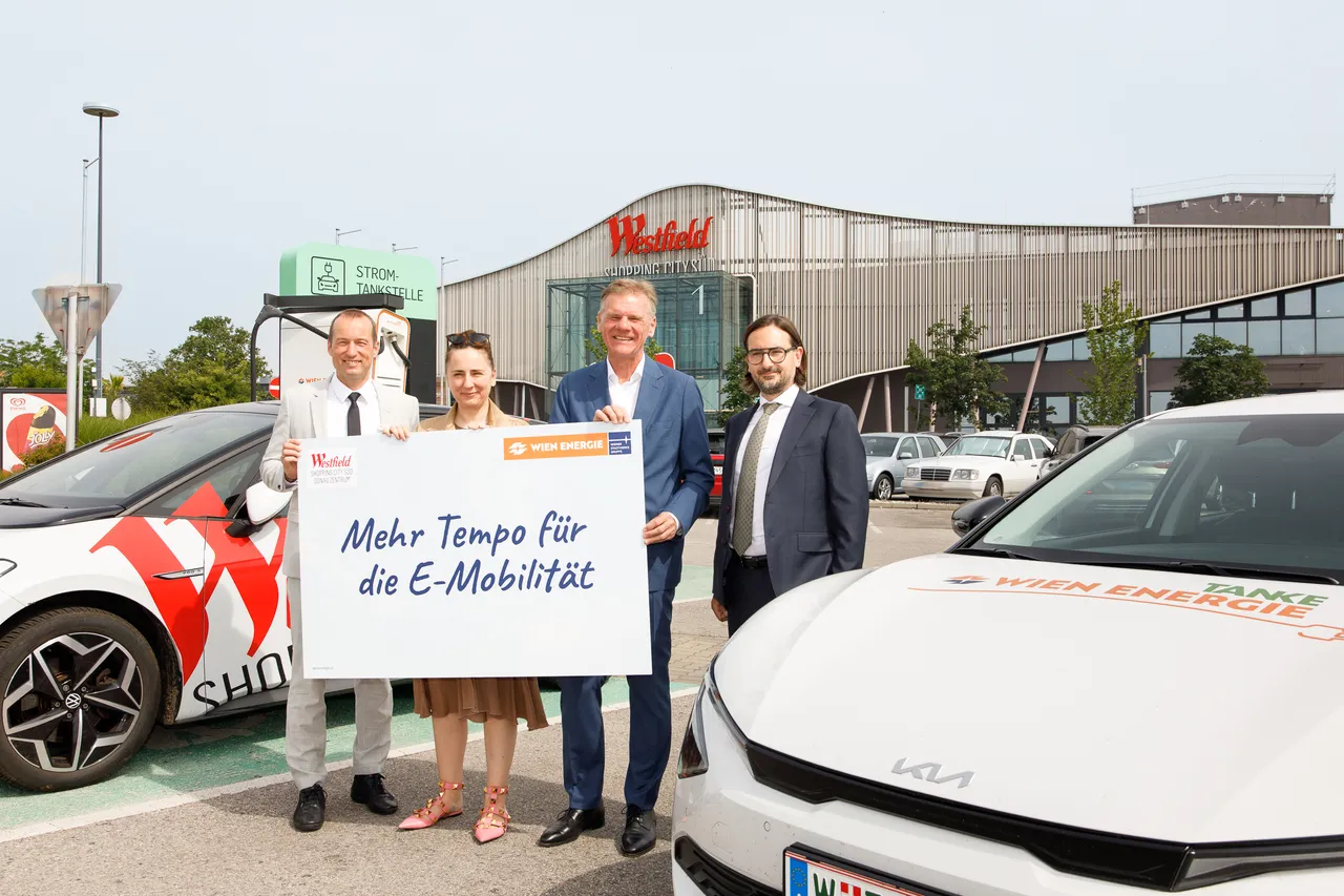 vlnr: Zsolt Juhasz, General Manager Westfield Shopping City Süd; Alma Kahler, Geschäftsführerin Wien Energie; Michael Strebl, Vorsitzender der Wien Energie-Geschäftsführung; Jakub Albert, Head of Property & Sustainability Central Europe, Unibail-Rodamco-Westfield