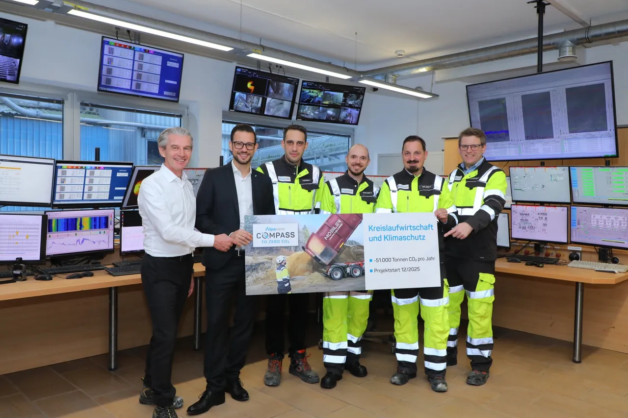 v.l.n.r.: Sebastian Schuschnig (Landesrat von Kärnten), Daniel Werhonig (Projektleiter, Alpacem), Florian Salzer (technischer Direktor, Alpacem) und Lutz Weber (Geschäftsführer, Alpacem)