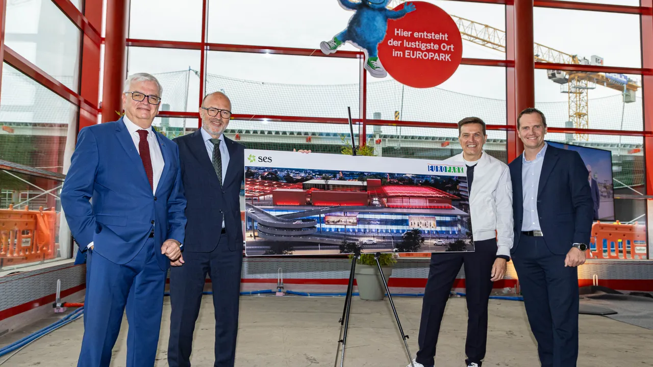 v.l.n.r. Marcus Wild (SPAR Immobilienvorstand), Christoph Andexlinger (SES-CEO und EUROPARK-Geschäftsführer), Robert Steiner (Steiner Kidsentertainment) und Manuel Mayer (EUROPARK Center-Manager) in der Baustelle des neuen PLANET LOLLIPOP