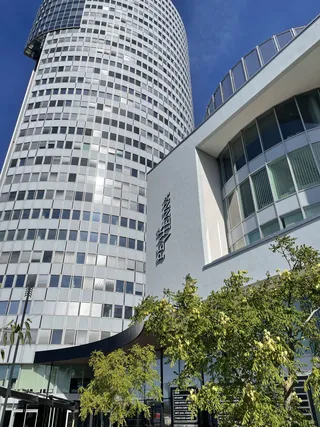Neue Wärmedämmfassade für Flachbau des Peak Vienna