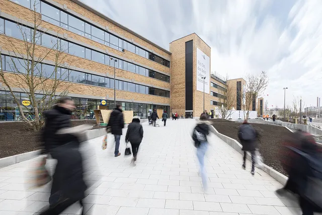 Vom Versandzentrum zur Versorgungsmitte: Handel startet in The Q