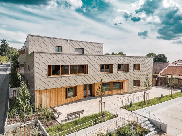 Kindertagesstätte mit bronzefarbenem Mantel