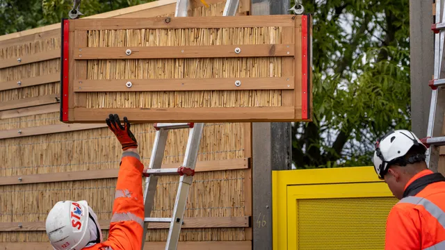 Erste Schilf-Lärmschutzwand an der A1 geht in Betrieb