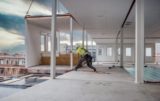 Adapteo schließt Finanzierung von zwei Milliarden Euro ab