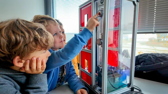 Schindler startet Aufzug- und Fahrtreppentraining für Kinder