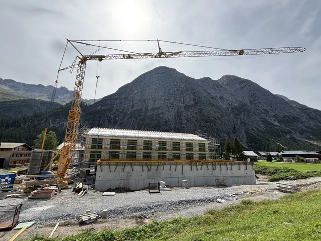 Lech Bergbahnen AG: Firstfeier des neuen Teamhauses