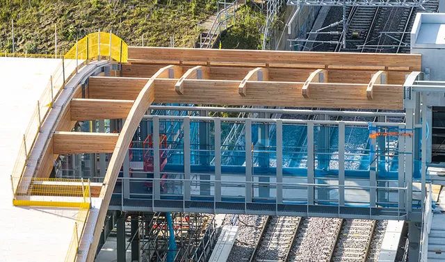Präzis geplant und umgesetzt: die Holzkonstruktion der Bahnhofsstation