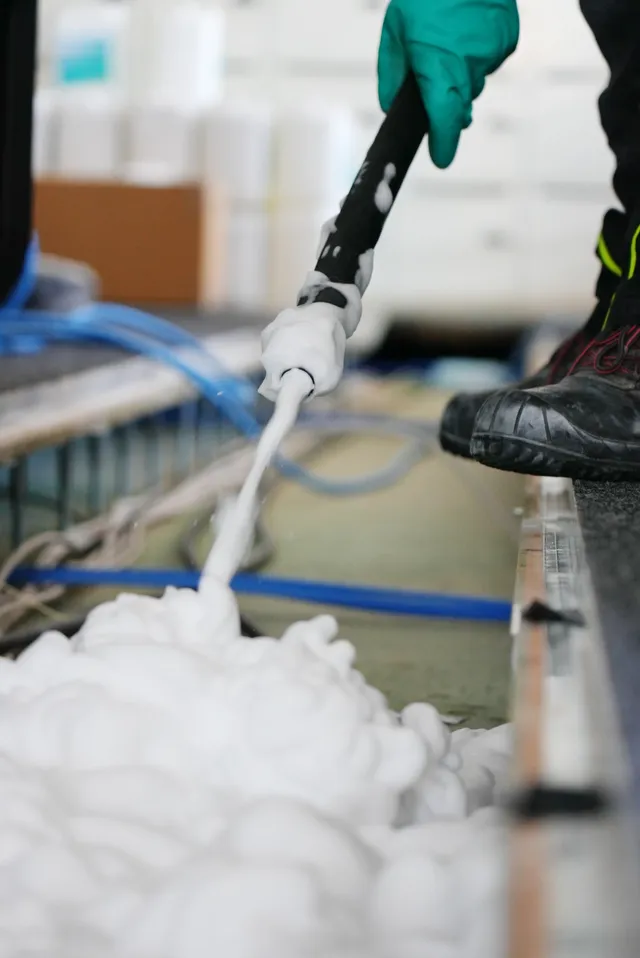 Schimmel sanieren ohne Rückbau: Verfahren senkt Kosten und CO₂