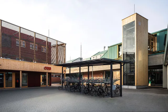 Schindler Österreich realisiert ersten Aufzug im Holzschacht für die ÖBB