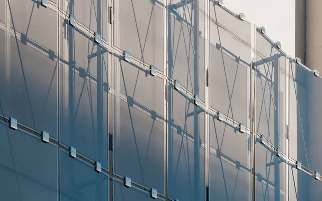 SPECTRAL präsentiert die Structural Solar Façade
