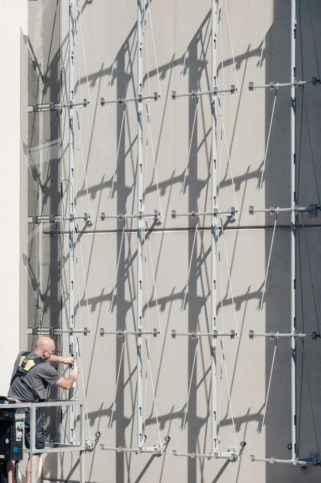 SPECTRAL präsentiert die Structural Solar Façade