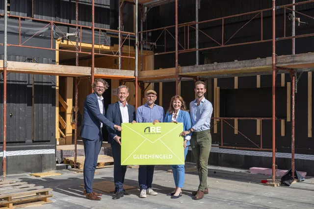 Mödling: Grüne Stadtvillen erreichen Dachgleiche