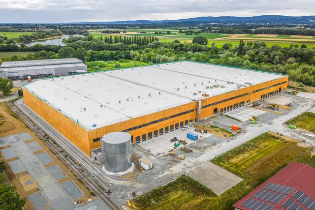 Richtfest für das größte Logistikzentrum aus Holz in Europa