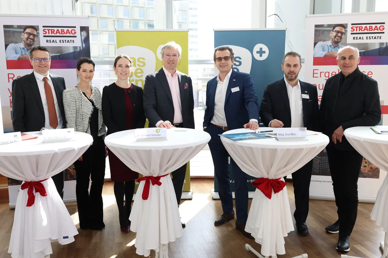 René Mayer, Elisabeth Peck und Julia Karl (EY LAW), Gerhard Schuster (Wien 3420 CEO), Erwin Größ (STRABAG Real Estate Österreich Geschäftsführer), Erol Milo (STRABAG Real Estate Österreich Bereichsleiter Gewerbe), Johann Traupmann (Pichler & Traupmann Architekten ZT)