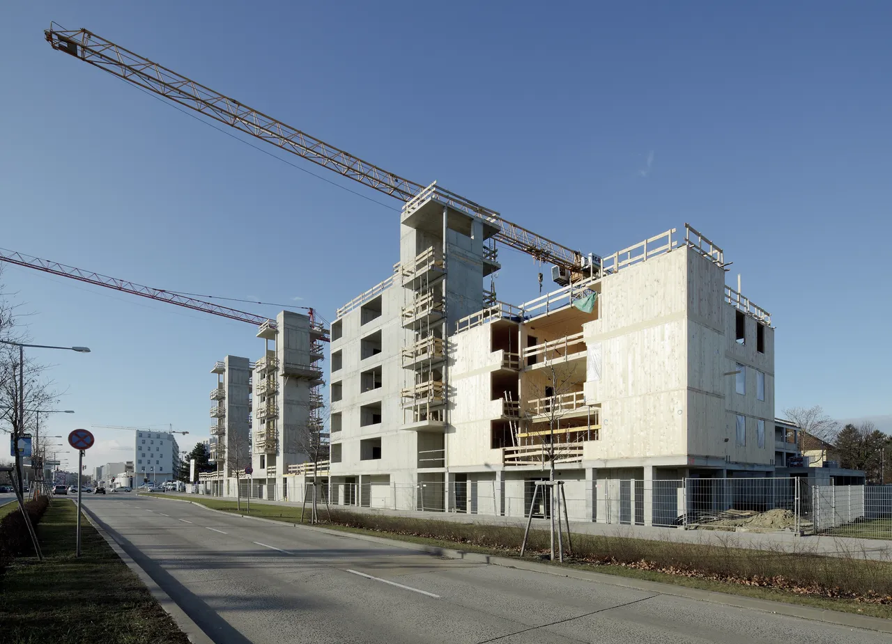 Siebengeschossiger Wohnbau in Holz.