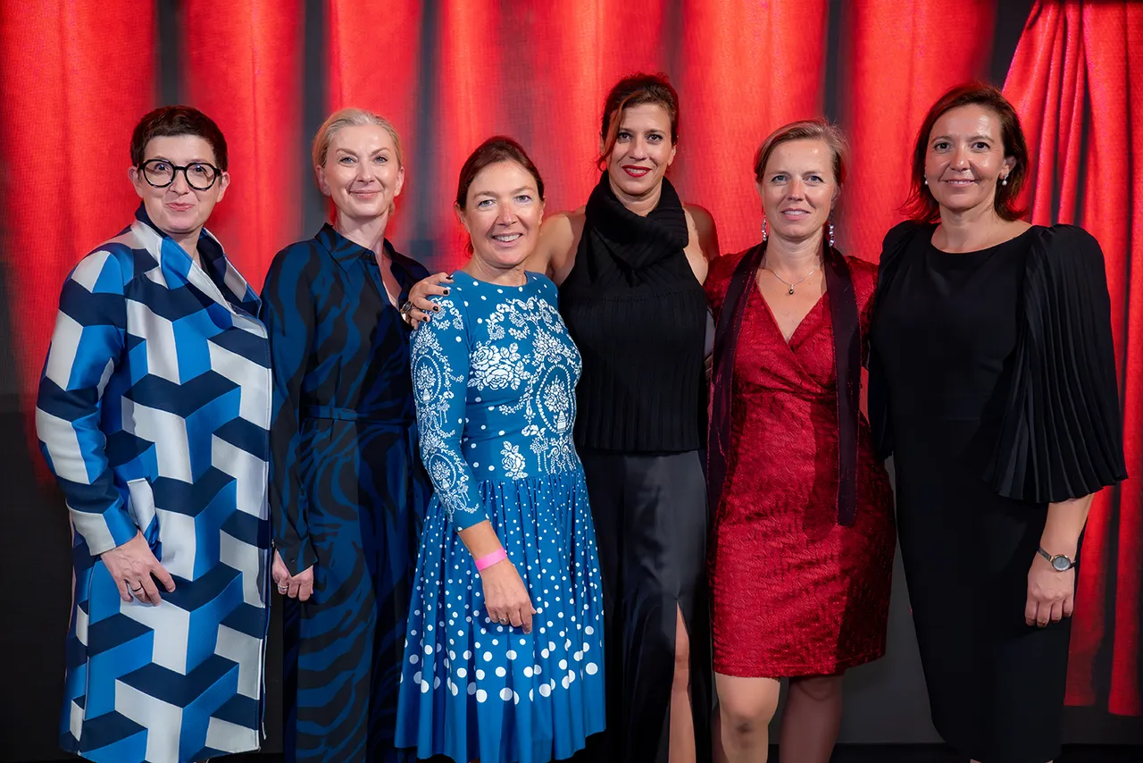 Der Vorstand des Salon Real hat allen Grund zum Feiern. V.l.n.r.: Karin Schmidt-Mitscher (Erste Bank), Irene Rief-Hauser (Feine Immobilien), Gerhild Bensch-König (Raiffeisen), Heide Schicht (Value One), Nadja Pröwer (CBRE), Martina Hirsch (s REAL)