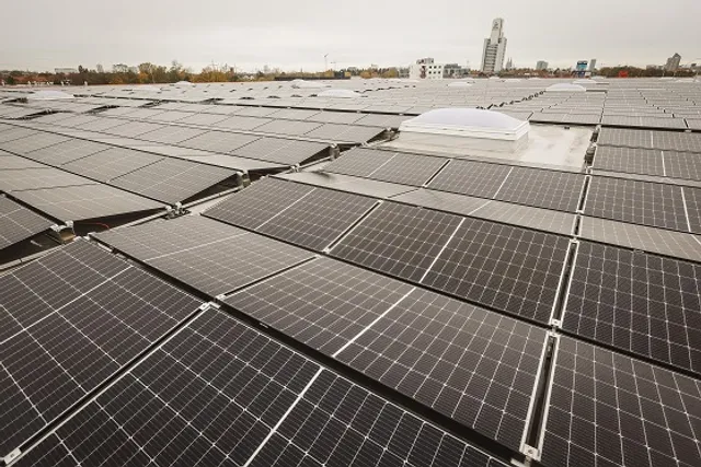 Größte Aufdach-Photovoltaik-Anlage Kölns geht an den Start