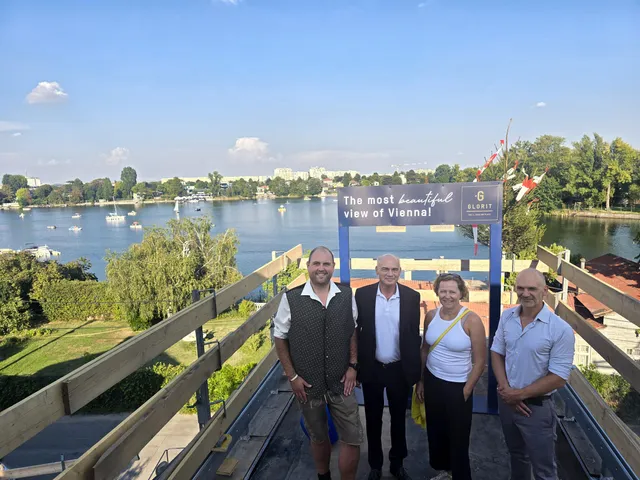 Glorit feiert zwei Dachgleichen an der Alten Donau