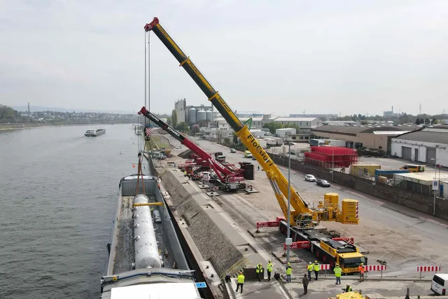 140 Tonnen schwere Kolonne im Liebherr-Tandem verladen