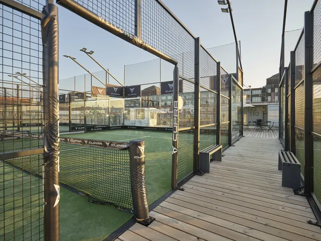 Tio Tio Hub: Deutschlands erste Rooftop-Padel-Tennis-Anlage in Berlin Friedrichshain