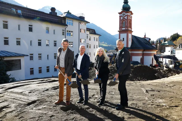 Spatenstich beim Kardinal Schwarzenberg Klinikum