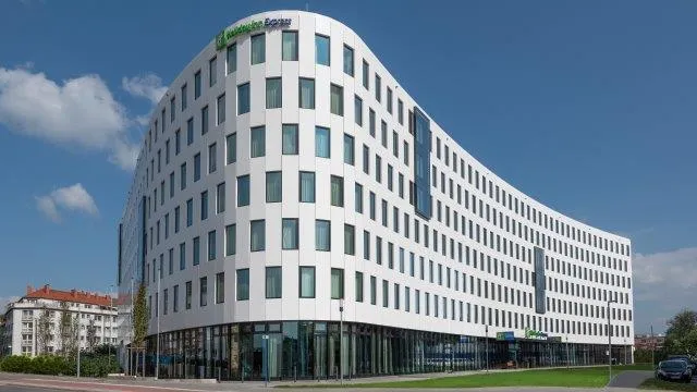 UBM stellt größtes Holiday Inn Express in Kontinentaleuropa fertig