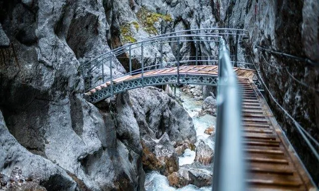 ZÜBLIN stellt neue Brücke und Stege in der Höllentalklamm fertig