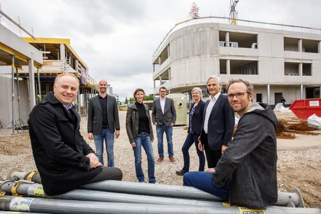 AVORIS feiert Dachgleiche für Trauner Stadtteilzentrum Weidfeld