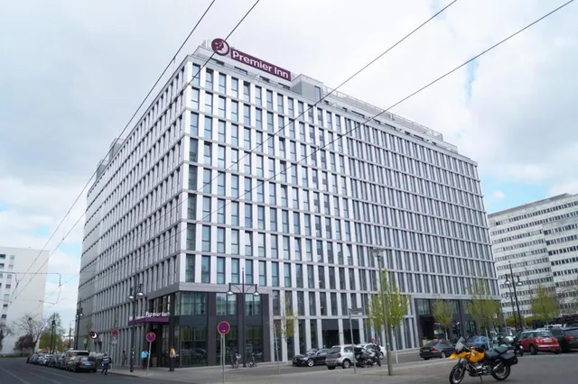 Schroders Capital erwirbt Hotelkomplex am Berliner Alexanderplatz