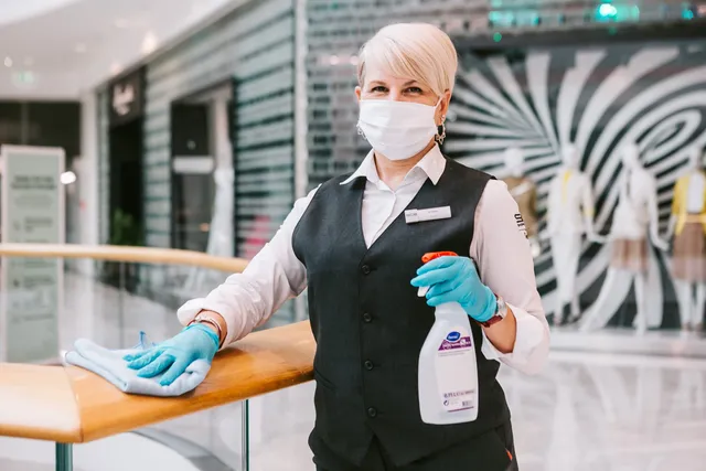 Mit Maske im Shoppingcenter