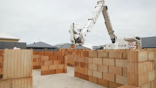 Bauroboter baut erstes Ziegel-Haus