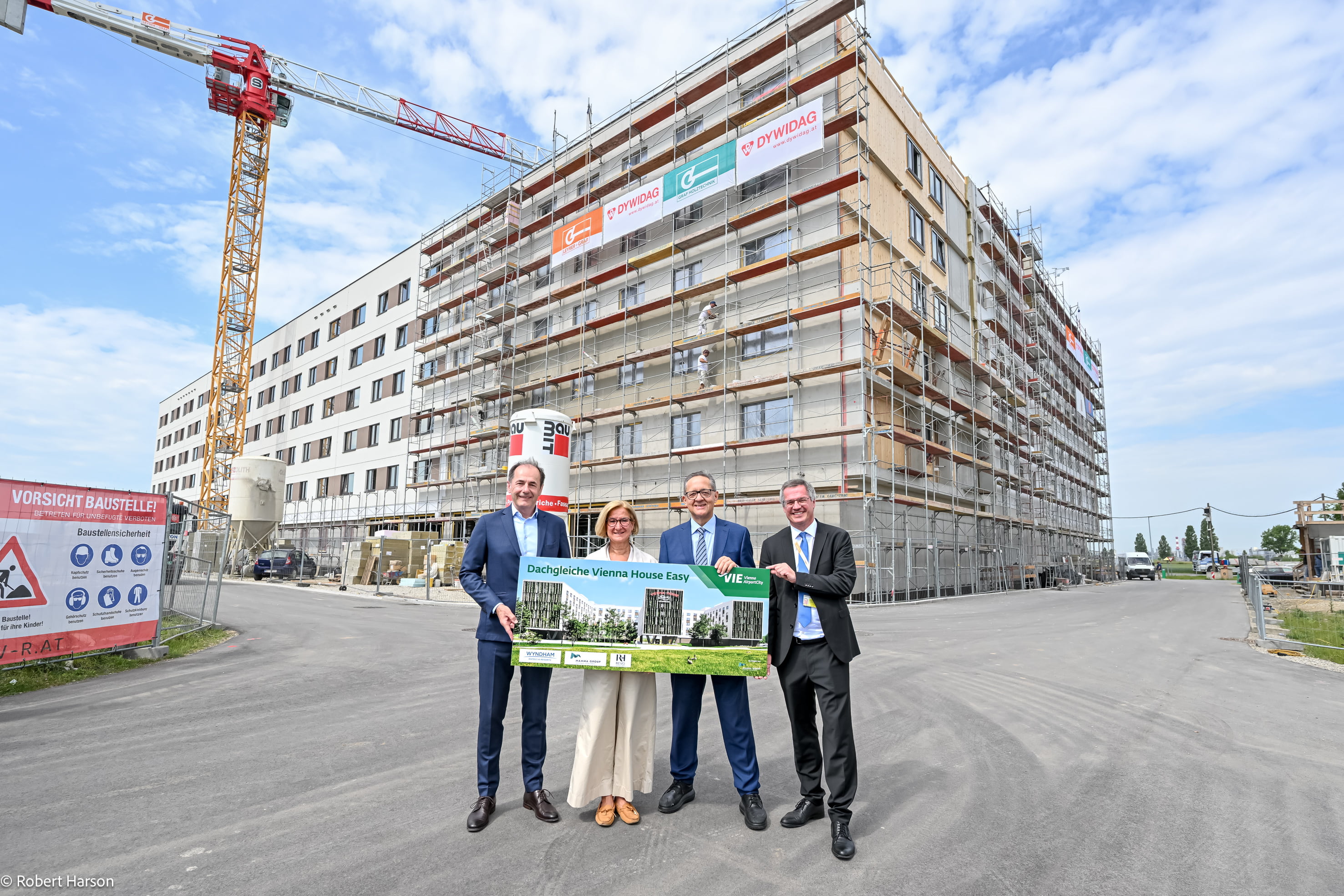 Herbert Pinzolits, Eigentümer und CEO der MAMMA Group, Johanna Mikl-Leitner, Landeshauptfrau von Niederösterreich, Flughafen Wien-Vorstand Günther Ofner und Wolfgang Scheibenpflug, Geschäftsbereichsleiter Immobilien- und Standortmanagement der Flughafen Wien AG bei der Dachgleiche des Vienna House Easy by Wyndham am Flughafen Wien.